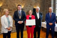 Pressefoto mit Laudatoren Bundesverdienstkreuz Beate Gries